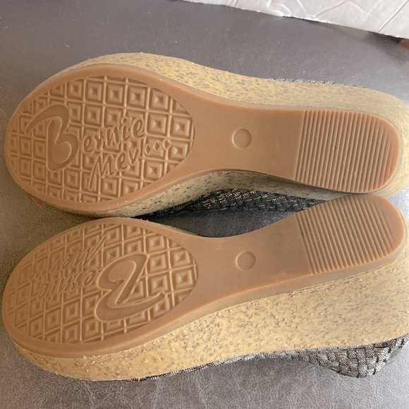 Bernie Mev New York Sabrina women’s wedge, pull on, peep toe metallic shoe 39 🌹 - Picture 9 of 12